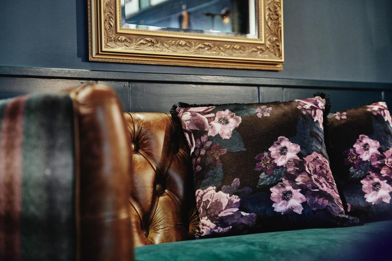 Kings Arms - Egham-Windsor Hotel Bagian luar foto